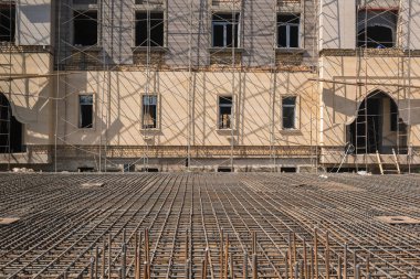 Bina arka plan üzerinde dökülen beton Vakfı için güçlendirilmiş metal mesh