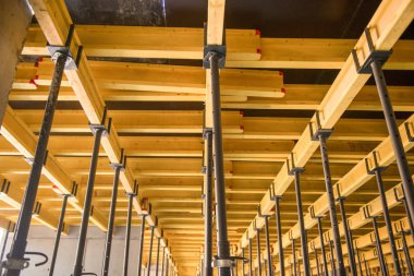 Metal ve ahşap iskele ve destekler, İnşaat ekipmanları