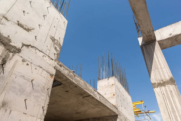 Paredes Concreto Colunas Edifício Construção Fundo Céu Azul Vista Inferior — Fotografia de Stock