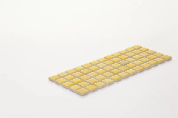 Λίγο Κίτρινο Κεραμικό Πλακάκι Λευκό Φόντο Μαγιολική Για Τον Κατάλογο — Φωτογραφία Αρχείου