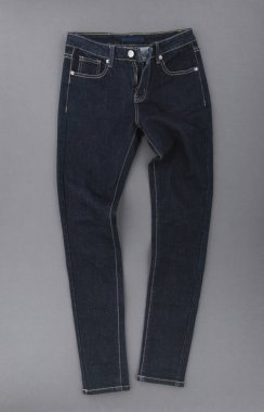 şık denim pantolon üzerine gri arka plan, üstten görünüm