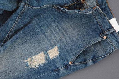 Bunca fermuar, yakın çekim ile cep parçası hasarlı denim pantolon