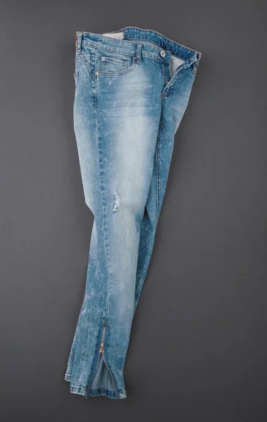 Trendy Denim Broek Grijze Achtergrond Bovenaanzicht — Stockfoto