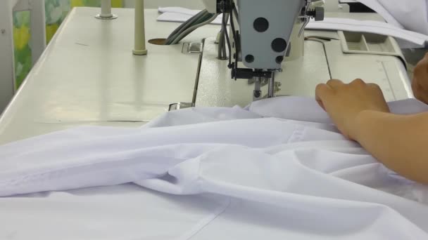 Costureira Uma Máquina Costura Faz Uma Camisa Oficina Costura Mulher — Vídeo de Stock