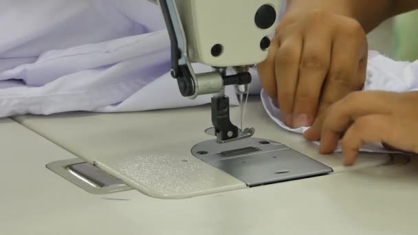 お針子ミシンで縫製工場で シャツになります マシンに女性を縫いつけた襟とカフス — ストック動画