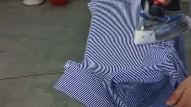 Uma Mulher Loja Produção Camisa Passada — Vídeo de Stock