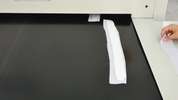 一个女人在缝纫车间的印刷机上粘着衬衫的细节 传送带 — 图库视频影像