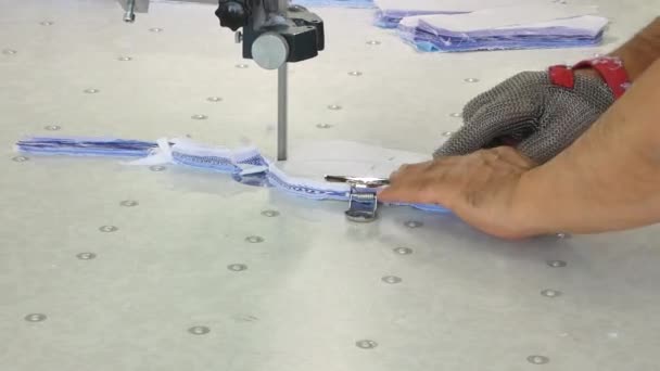 Sastre Con Cuchillo Eléctrico Cortar Piezas Para Coser Máquina Corte — Vídeo de stock