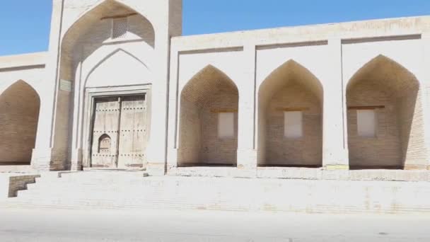 Een Oude Bakstenen Gebouw Met Elementen Van Bogen Oude Gebouwen — Stockvideo