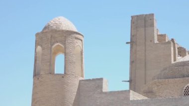 Bir kule ile bina eski bir tuğla. Ortaçağ Asya eski binalar. Buhara, Özbekistan
