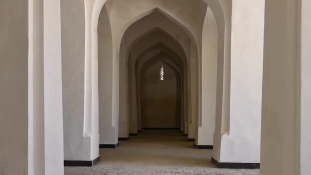 布哈拉 乌兹别克斯坦 2018 格利扬清真寺走廊的白色柱子和拱门 中世纪亚洲古建筑 — 图库视频影像