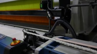 dokuma tezgâhı Tekstil Fabrikası'nda yakın çekim. endüstriyel kumaş üretim hattı. kamera sabit