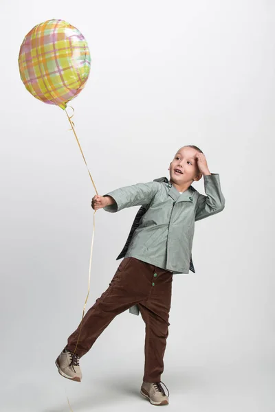 Menino Feliz Com Balão Fundo Branco Estúdio Tiro — Fotografia de Stock