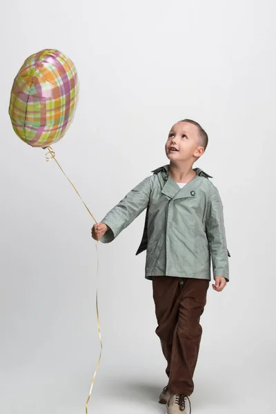 Ευτυχισμένος Αγοράκι Μπαλόνι Άσπρο Φόντο Studio Που Γυρίστηκε — Φωτογραφία Αρχείου
