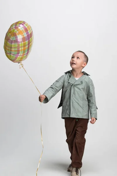 Menino Feliz Com Balão Fundo Branco Estúdio Tiro — Fotografia de Stock