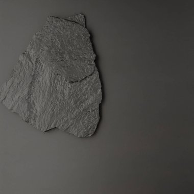 siyah arka plan ile boyalı taş ve boş alan