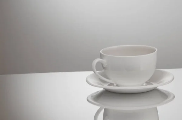 Egy Fehér Csésze Csészealj Világos Háttér Tükörképe — Stock Fotó
