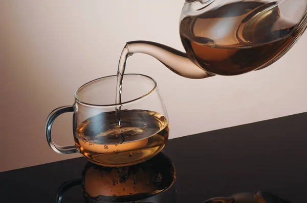 Átlátszó Üveg Teáskanna Tea Cup Tükörképe — Stock Fotó