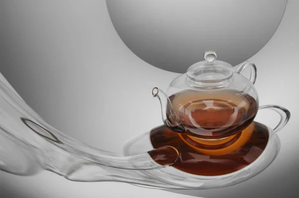 Átlátszó Teáskannát Tea Tükröző Felületen Világos Szürke Háttér Torz Gondolkodás — Stock Fotó