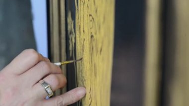 ressam dekoratör ince bir fırça deseni çizer