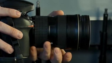 Fotoğrafçı Studio ayarlama lens, profil görünümü, yakın çekim fotoğraf makinesi ile çalışma