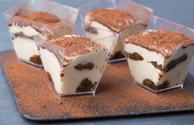 dondurma kare plastik bir kap içinde