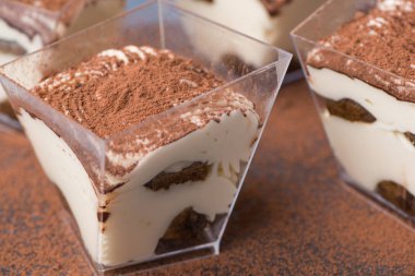 dondurma kare plastik bir kap içinde yakın çekim