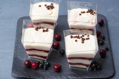 dondurma kare plastik bir kap, üstten görünüm içinde çilek ile 