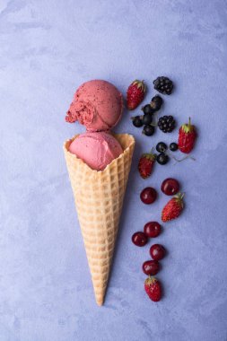 dondurma bir süs mor arka plan, üstten görünüm üzerinde gözleme içindeki çilek ile