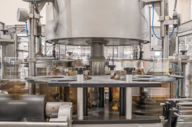 Konveyör bant üzerinde içecekler şişe içine doldurma. Fabrika dükkanı cam şişeler ve içecek üretimi için