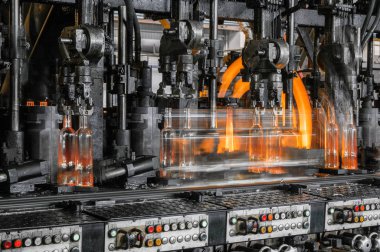 Konveyör ateş ile cam şişe pastörize. Fabrika dükkanı cam şişeler ve içecek üretimi için