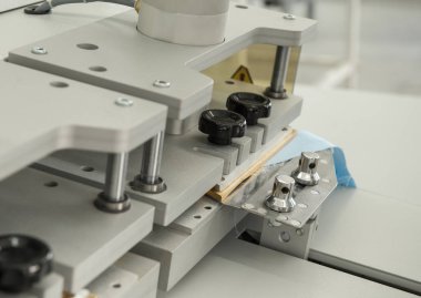 gömlek Yakası şekillendirmeye yarayan makine tuşuna basın