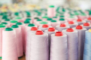 bir sürü konu, yakın çekim dikiş renkli bobinler