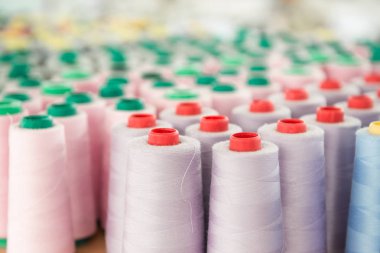 bir sürü konu, yakın çekim dikiş renkli bobinler
