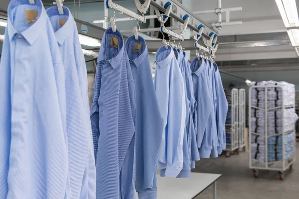 Costurado Novas Camisas Pendurar Cabides Oficina Fábrica Têxtil — Fotografia de Stock