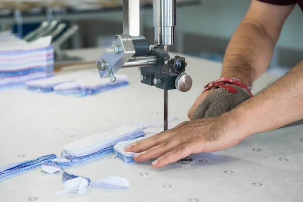 Tailleur Avec Couteau Électrique Découpe Des Pièces Pour Couture Machine — Photo