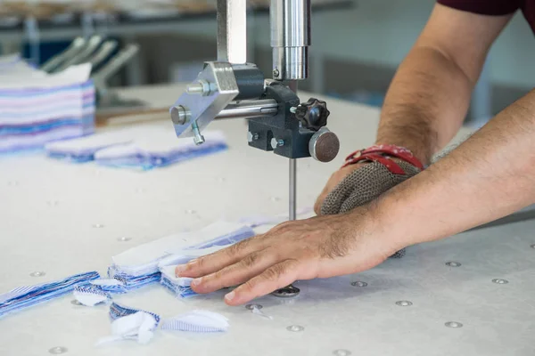 Tailleur Avec Couteau Électrique Découpe Des Pièces Pour Couture Machine — Photo