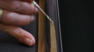 ressam dekoratör desen ince bir fırçayla çizer yakın çekim