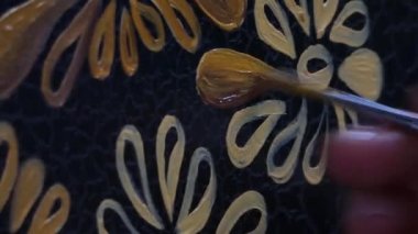 ressam dekoratör bir desen çiçek ve yaprakları, makro çekim çizer