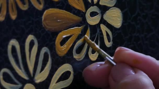 Decorador Pintor Desenha Padrão Flores Folhas Tiro Macro — Vídeo de Stock