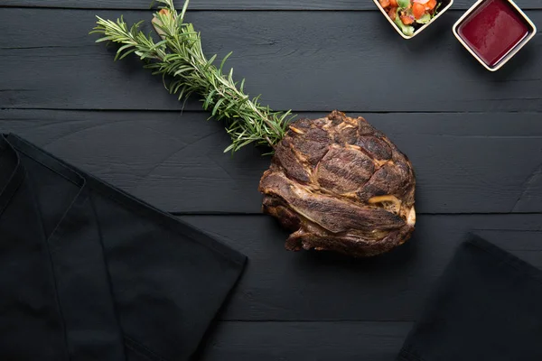 Smażone Mięso Warzywa Sos Sos Czarnym Tle Drewnianych — Zdjęcie stockowe