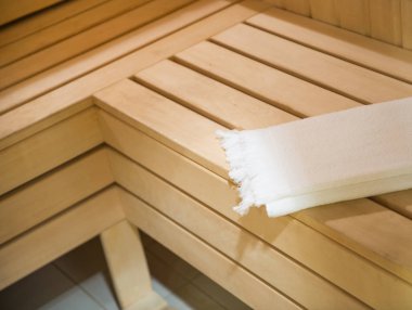 beyaz terry havlu otel saunasında