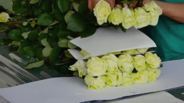 adam bir kağıt, taşıma için hazırlık çiçeklerle paketleri