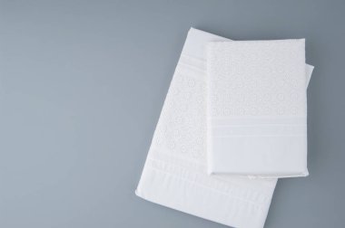 katlanmış yeni masa örtüsü ile işlemeli desen gri bir arka planda üstten görünüm