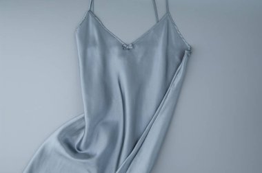 kadın geceliği izole, gri arka plan üzerinde üstten görünüm