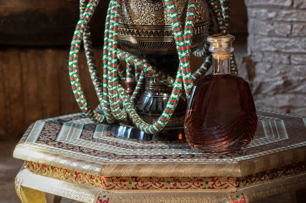 Sebotol Cognac Dan Hookah Atas Meja Dekorasi Antik Yang Mewah — Stok Foto