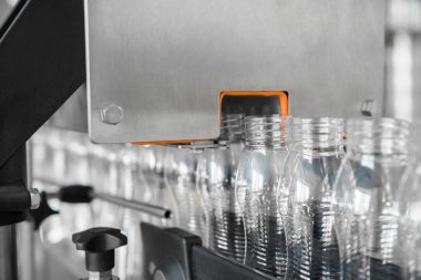 boş plastik şişe konveyör bant üzerinde. süt tesisi ekipman
