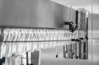 boş plastik şişe konveyör bant üzerinde. süt tesisi ekipman