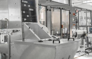 Süt Fabrikası'nda şişeler için kapaklar ile konveyör. süt tesisi ekipman