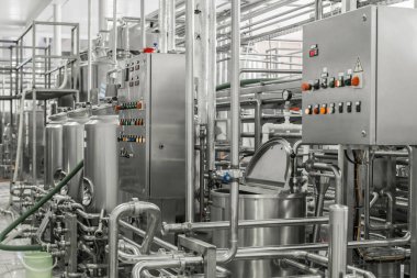 Elektronik kontrol paneli ve tank bir süt Fabrikası'nda. süt tesisi ekipman